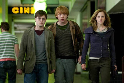 De izquierda a derecha los personajes de Harry Potter, Ron Weasley y Hermione Granger, en una escena de 'Harry Potter y las reliquias de la muerte'.