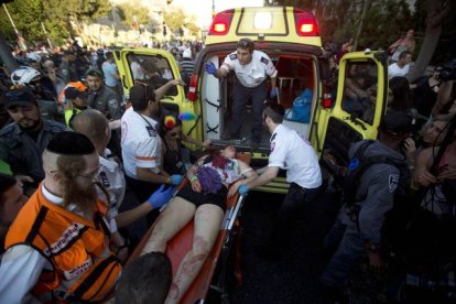 Los médicos, atiendendiendo a uno de los manifestantes heridos en el desfile del Orgullo Gay en Jerusalén el pasado jueves.