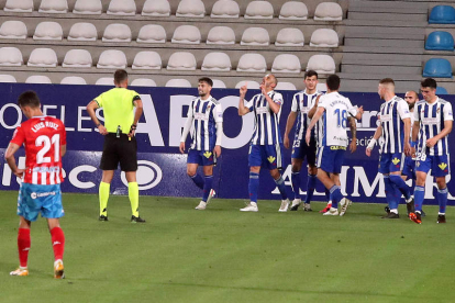 El delantero brasileño Yuri celebra el segundo gol de la SD Ponferradina con sus compañeros en el partido frente al CD Lugo disputado en El Toralín. ANA F. BARREDO