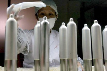 Pruebas de seguridad y resistencia en una fábrica de preservativos en China. WILSON WEN