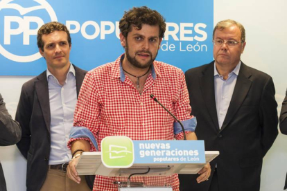 Javier Santiago con Pablo Casado y Antonio Silvan en un acto del PP en León.