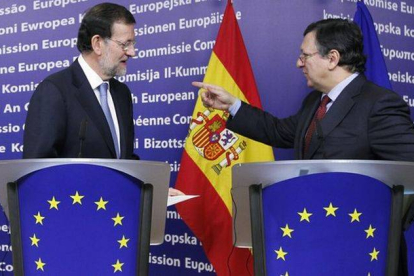 José Manuel Durao Barroso habla con Mariano Rajoy, el pasado enero, durante una rueda de prensa conjunta en Bruselas.