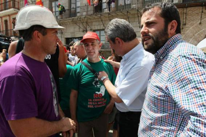 Agustín Prieto, Villarrubia y Del Blanco con un minero.