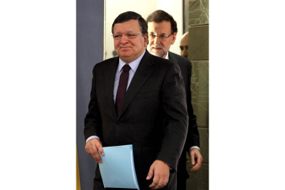 El presidente del Gobierno, Mariano Rajoy, y el presidente de la Comisión Europea, José Manuel Durao Barroso, al inicio de la rueda de prensa ofrecida tras la reunión que ambos han mantenido hoy en el Palacio de la Moncloa.