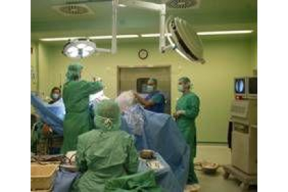 Equipo médico operando en uno de los nuevos quirófanos convencionales del Hospital de León