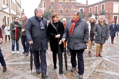 Francisco Álvaerz Cascos(D), con el alcalde de León, Antonio Silván(I), y la regidora de Gijón, Carmen Moriyón (C) pasean por el Cid.