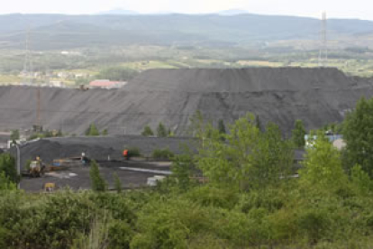 El parque de carbones de Compostilla II, en Cubillos del Sil, está a reventar como muestra la imagen