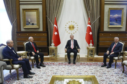 Erdogan se reúne con líderes del partido gobernante y de dos opositores, en Ankara, este lunes.