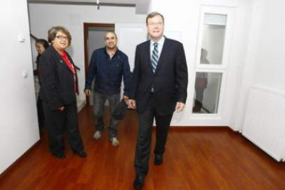 Antonio Silván y Mari Paz Díez visitan una de las vivienda con uno de los propietarios.