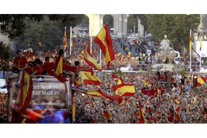 El autobús con los jugadores de la selección española se aproxima a la Plaza de Cibeles de Madrid, donde esperan medio millón de personas para festejar la Eurocopa. J.J.Guillén