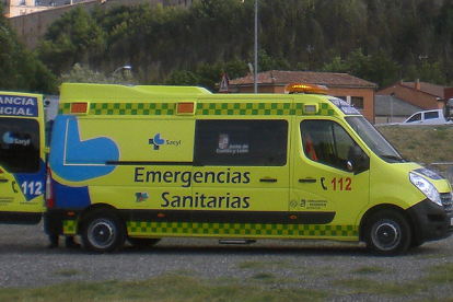 Una ambulancia de emergencias. 112
