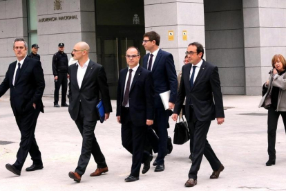 Los exconsellers de la Generalitat de Catalunya Joaquim Forn, Raul Romeva , Jordi Turull , Carles Mundí , Josep Rull, Dolors Bassa y Meritxell Borras a su llegada a la Audiencia Nacional, el 2 de noviembre.