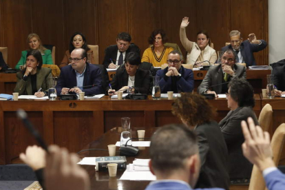 Los dos concejales del PRB (a la derecha con el brazo en alto) siguen siendo decisivos para el actual tripartito de Ponferrada. L. DE LA MATA