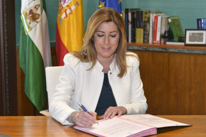 Susana Díaz firma el decreto de disolución del Parlamento.