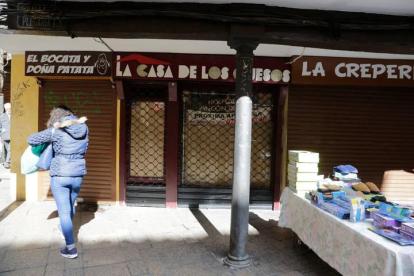 Pequeños establecimientos comerciales en el casco viejo de León