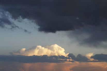 Acumulación de nubes en el verano leonés.