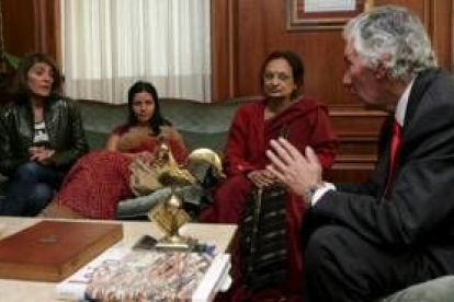 Ana Guada y Cantalapiedra, junto a la embajadora de la India en España, Tripathi