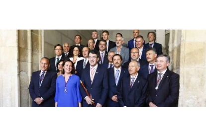 Imagen de familia de la nueva corporación provincial al completo.