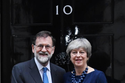 La primera ministra británica, Theresa May (d), posa junto al presidente del Gobierno español, Mariano Rajoy, antes de su reunión en el 10 de Downing Street, en Londres.