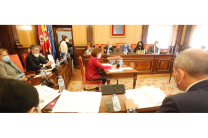Un momento del Pleno del Ayuntamiento de León celebrado esta mañana. RAMIRO