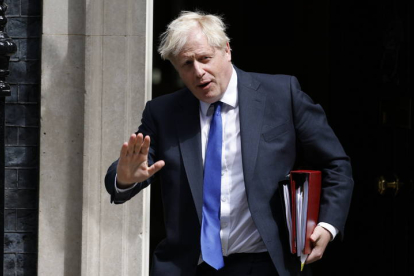 El primer ministro británico Boris Johnson sale del número 10 de Dowing Street  TOLGA AKMEN
