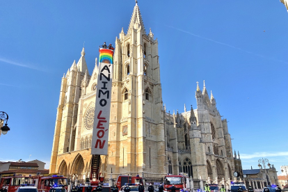 Bomberos y policías de León ante la catedral tras colgar la pancarta con la que transmitían su mensaje de ánimo a los leoneses. BOMBEROS DE LEÓN