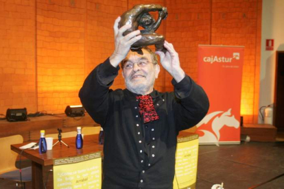 Fernando Arrabal, que mañana cumple 90 años, en 2004 cuando visitó León para recibir el Premio Leteo. NORBERTO
