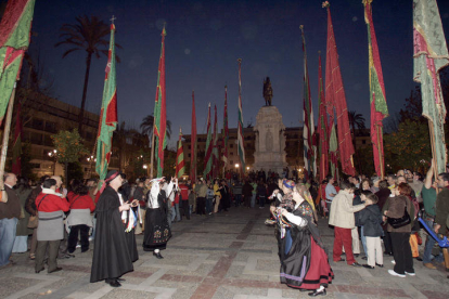 Los pendones leoneses volverán a desfilar por las calles de Sevilla. DL