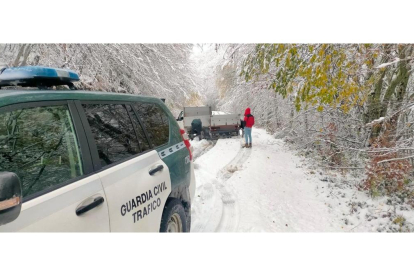 La Guardia Civil tvo que intervenir para auxiliar a los vehículos atrapados en la nieve. SUBDELEGACIÓN DEL GOBIERNO