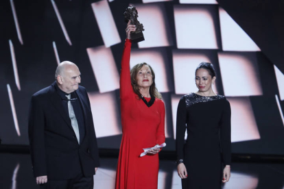 La actriz Eulalia Ramón, viuda de Carlos Saura, y sus hijos Antonio y Ana recogen el Goya de Honor. EFE / JOSÉ MANUEL VIDAL