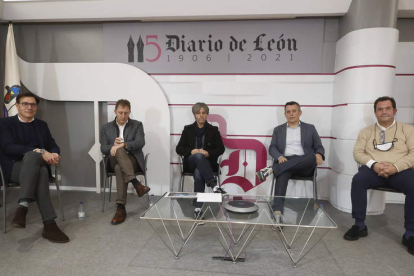 Pepe Alija, Tomás Castro, el moderador, Javier Lastra y Juan Dopico, ayer durante el acto. RAMIRO