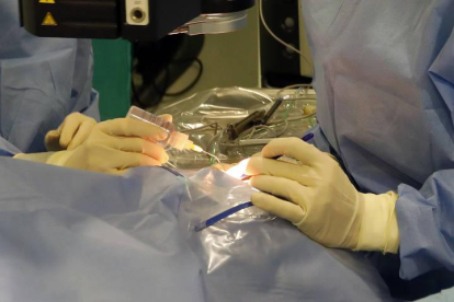 El equipo de oftalmología del Hospital de León realiza una operación.