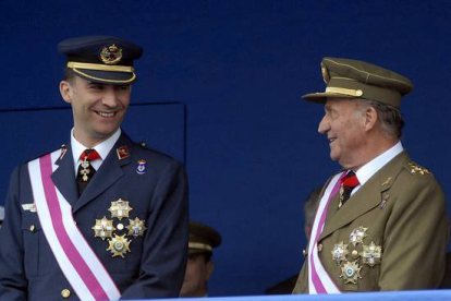 El rey Juan Carlos y el príncipe Felipe en el palco de honor, durante el desfile del Días de las Fuerzas Armadas, en León. J.Casares | (EPA) EFE/EFE
