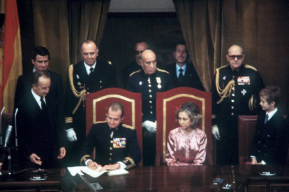 El Rey sanciona la Constitución el 27 de diciembre de 1978. EFE