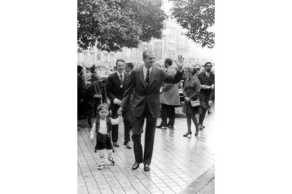 Zaragoza. Fiestas del Pilar de 1970. El príncipe Juan Carlos, acompañado del infante Felipe ataviado con un traje de baturro. EFE