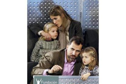 Felipe conversa con su hija Leonor y Letizia, con la pequeña Sofía, en diciembre del 2010, durante un encuentro de tenis entre Nadal y Federer. SUSANA VERA | REUTERS