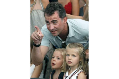 Felipe junto a sus hijas, las infantas Leonor y Sofía, en el 2010. Ballesteros | EFE