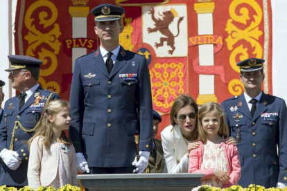 Los Príncipes de Asturias, Felipe y Letizia, junto a sus hijas, las infantas Leonor y Sofía, durante los actos conmemorativos del 25º aniversario de la 41ª promoción de tenientes de la Academia General del Aire (AGA). Marcial Guillén | EFE