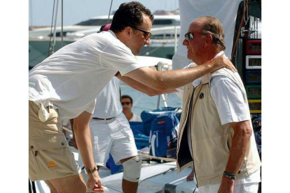 Juan Carlos felicita a su hijo, Felipe, en la regata Breitling de las Baleares, en el 2005. Ballesteros | EFE/EFE