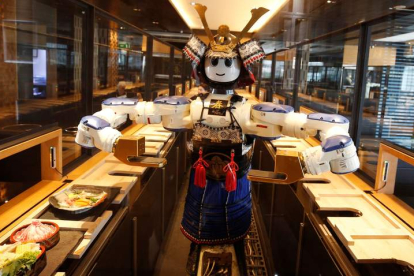 Un robot sirve los menús en un restaurante de comida japonesa en Bangkok en plena tercera ola. NARONG SANGNAK