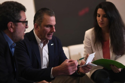 El candidato de VOX a la Presidencia de la Junta de Andalucía, Francisco Serrano, acompanado del secretario general  Javier Ortega y la portavoz del Comité Electoral de VOX,  Rocio Monasterio.