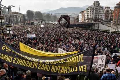Miles de jubilados y pensionistas de Bizkaia, en la manifestación de Bilbao del 22 de febrero.