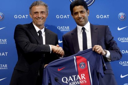 Al Khelaifi posa junto a Luis Enrique, nuevo técnico del PSG. Y. V.