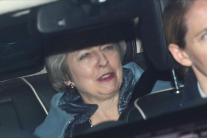 Theresa May sale del Parlamento británico, este jueves en Londres.
