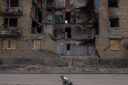 Un bebé juega en la desolada ciudad de Horenka. ROMAN PILIPEY