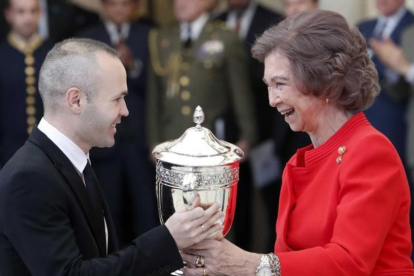 Iniesta recibe el premio al fair play de manos de la Reina Sofia en Madrid.