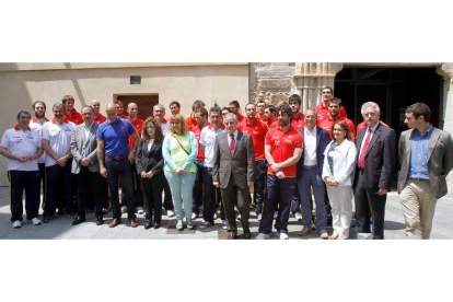 La selección española de balonmano formó a las puertas del palacio del Conde Luna junto con los representantes municipales leoneses.