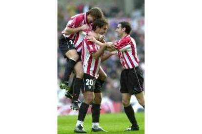 Ismael Urzaiz, en el centro, celebra el gol con Gurpegui y Luis Prieto