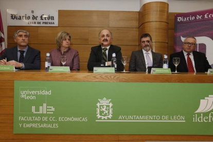José Luis Barredo, director de Biotecnología de Gadea; Luisa Amoedo, directora de Mabxience; José Luis Placer, de la Facultad de Económicas; Antonio Fernández, consejero delegado del Instituto Biomar y Pedro Martínez Mudarra, gerente de DSM Vitatene