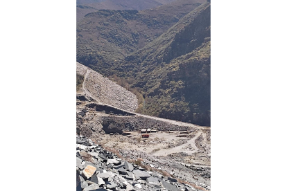 Imágenes de la enorme escombrera que dejó en el río Cabrera a su paso por Odollo la empresa berciana Pizarras Expiz antes de quebrar. DL